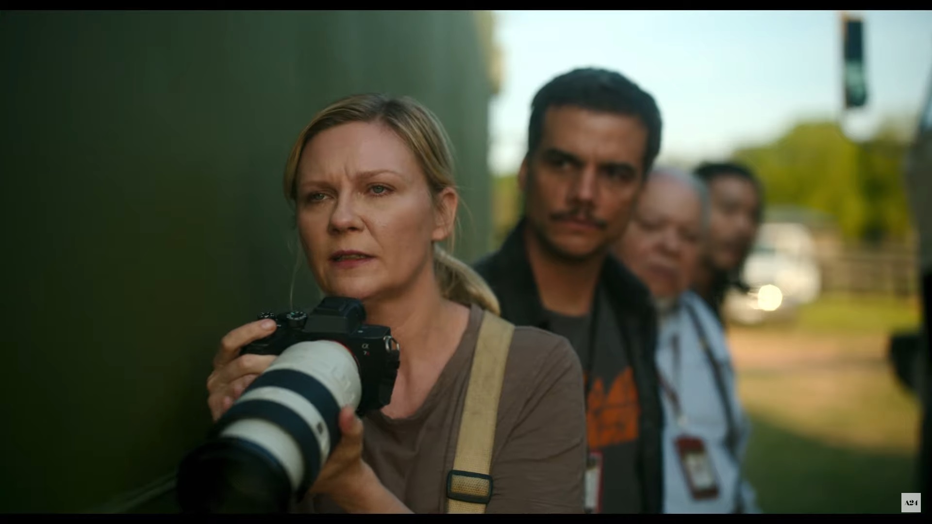 Civil War; The Intense Trailer & Poster Offer A Terrifying Look At Alex Garland's New Film 2